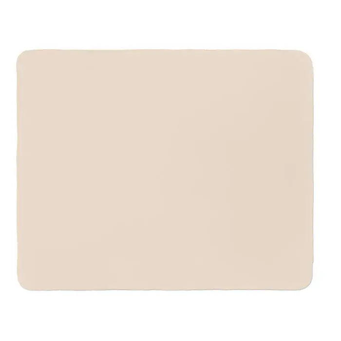 Beige mousepad dreptunghiular cu colturi rotunjite si suprafata neteda pentru patura de calatorie din lana rpet