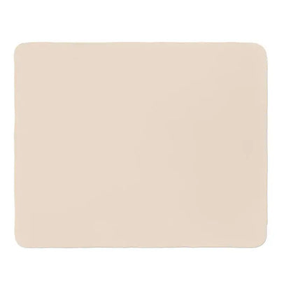 Beige mousepad dreptunghiular cu colturi rotunjite si suprafata neteda pentru patura de calatorie din lana rpet