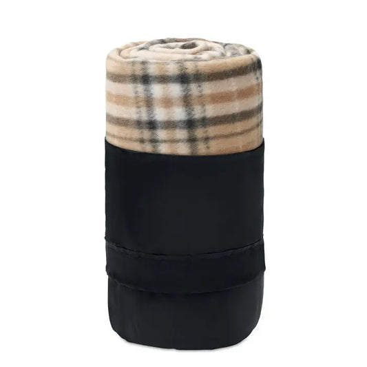 Patură de călătorie din lână rpet bej, negru și alb în carouri, rulată în husă neagră elegantă
