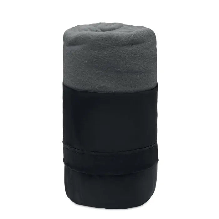 Pătură de călătorie din lână rpet gri și negru, roluită și legată cu o curea din același material