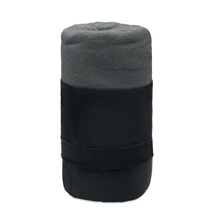 Pătură de călătorie din lână rpet gri și negru, roluită și legată cu o curea din același material