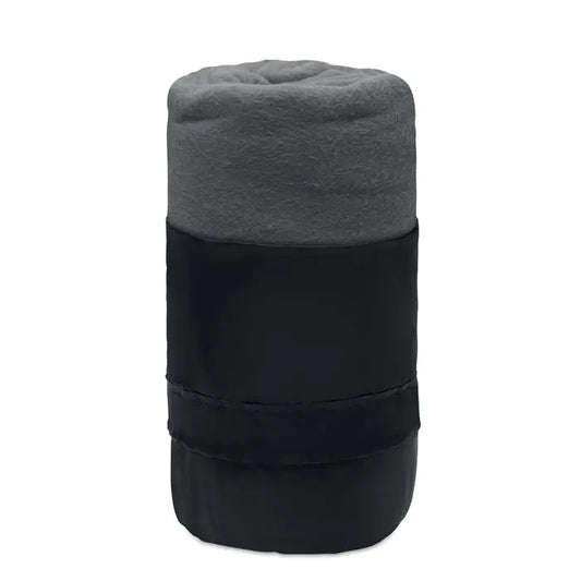 Pătură de călătorie din lână rpet gri și negru, roluită și legată cu o curea din același material