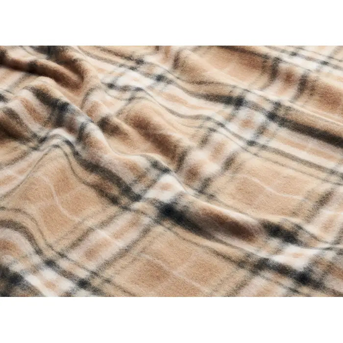 Patura de calatorie din lana rpet cu textura pufoasa fleece in carouri bej si negru confortabila si calduroasa