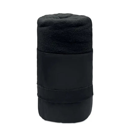 Pătură de călătorie din lână rpet neagră rulată și prinsă cu benzi din material textil negru