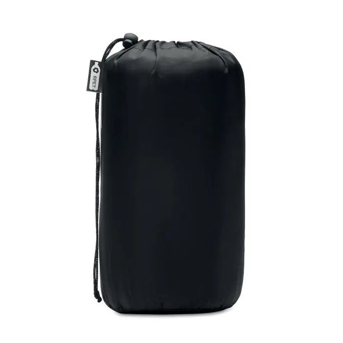 Sac de dormit negru cu snur din lana rpet cu eticheta rei pentru utilizare ca patura de calatorie