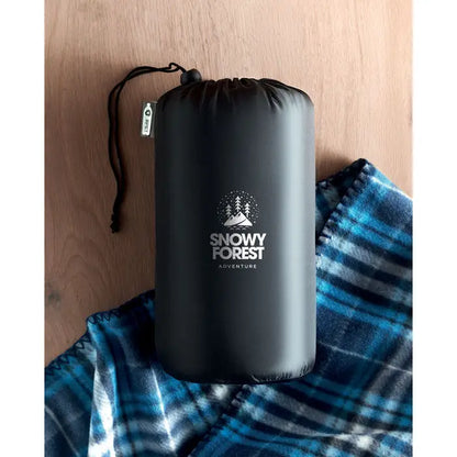 Patura de calatorie din lana rpet neagra cu snur in sac compact cilindric cu logo muntii si padurea inzapezita
