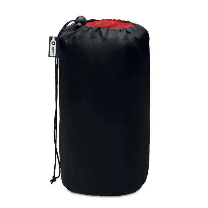 Sac de dormit negru cu snur si captuseala rosie din lana rpet pentru calatorii cu eticheta alba mica pe lateral