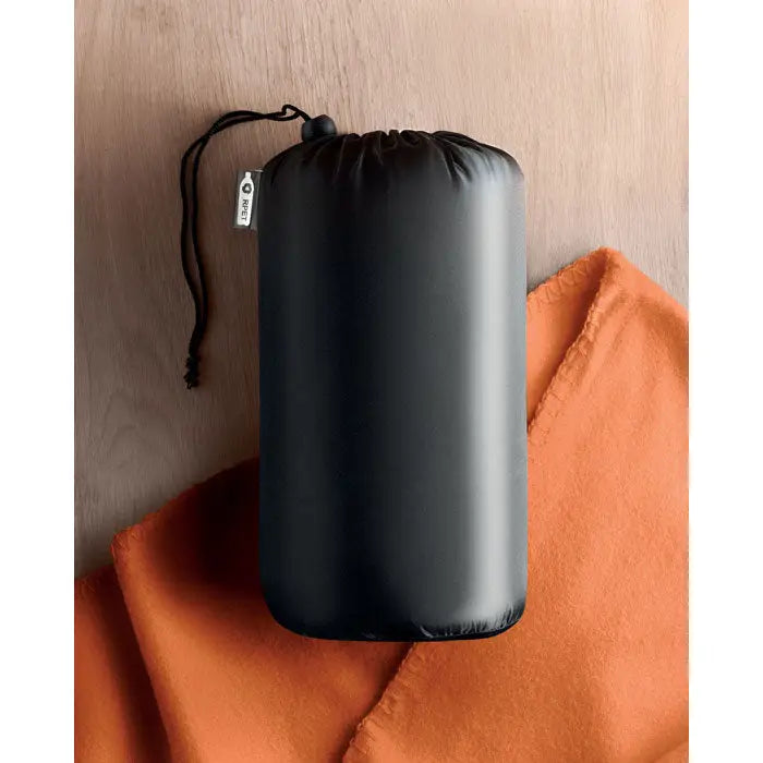 Patura de calatorie din lana rpet neagra usor de transportat comprimata intr-un sac cilindric cu inchidere prin snur