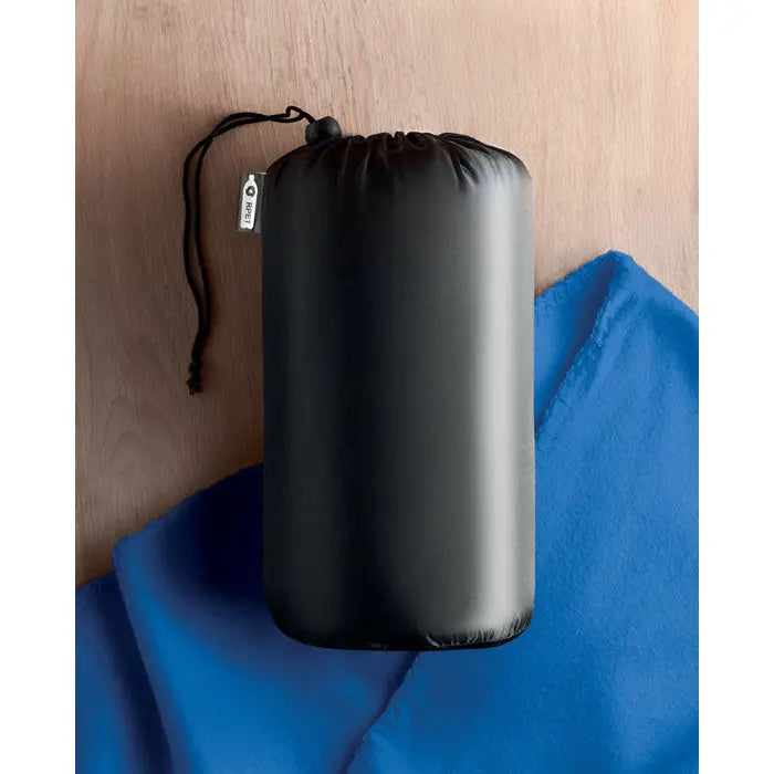 Patura de calatorie din lana rpet neagra, cilindrica si comprimata intr-un sac cu snur si eticheta mica