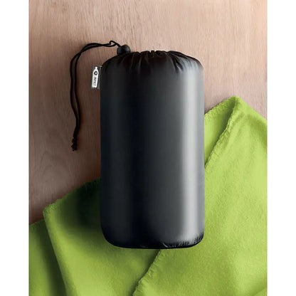 Patura de calatorie din lana rpet neagra, compacta si eleganta, in sac de depozitare cu sistem de strangere