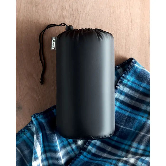 Sac de dormit negru din nailon cu inchidere prin snur si eticheta argintie pentru patura de calatorie din lana rpet