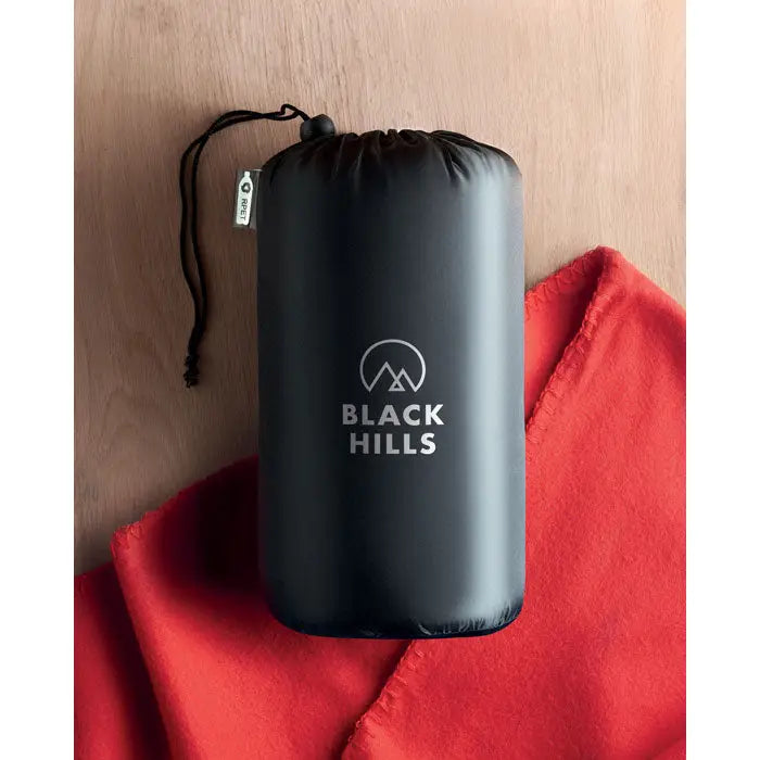 Patura de calatorie din lana rpet black hills neagra intr-un sac compact cu snur pentru depozitare