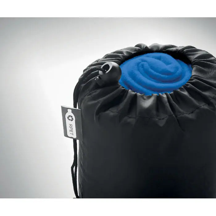 Sac negru cu snur pentru patura de calatorie din lana RPET ce contine o saltea gonflabila albastra