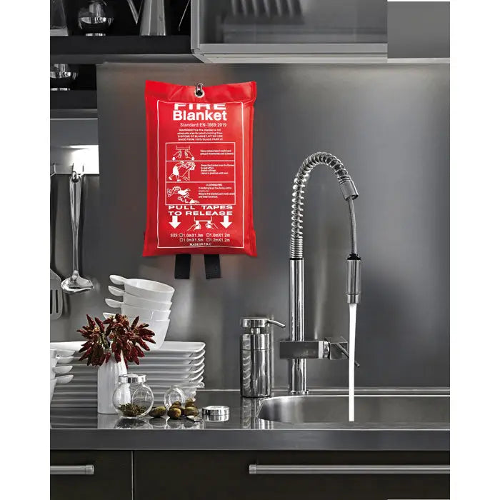 Patura de foc rosie cu text si diagrame albe, agatata pe un backsplash inoxidabil de bucatarie, dimensiune 100x95cm