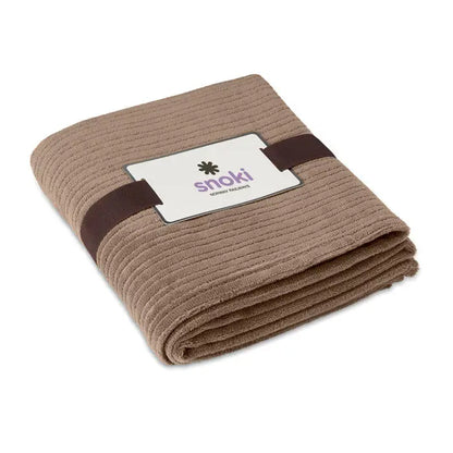 Patura de lana 240 gr/m2 din material moale taupe cu textura in dungi si panglica maro inchis care fixeaza eticheta