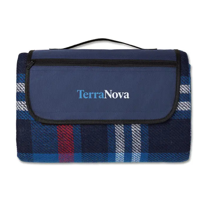Patura de picnic din acril cu model in carouri albastru si rosu si clapeta din material bleumarin
