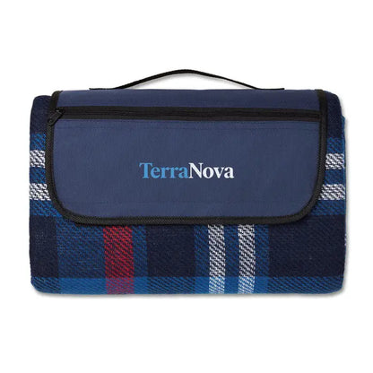 Patura de picnic din acril cu model in carouri albastru si rosu si clapeta din material bleumarin