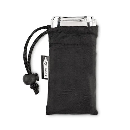 O harmonica argintie eleganta asezata intr-un saculet negru cu snur pentru patura de urgenta intr-o punga