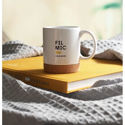 Cana ceramica alba cu text filmic channel si sageata galbena pe suport din pluta pentru patura de vafe de bumbac 350 gr/m²