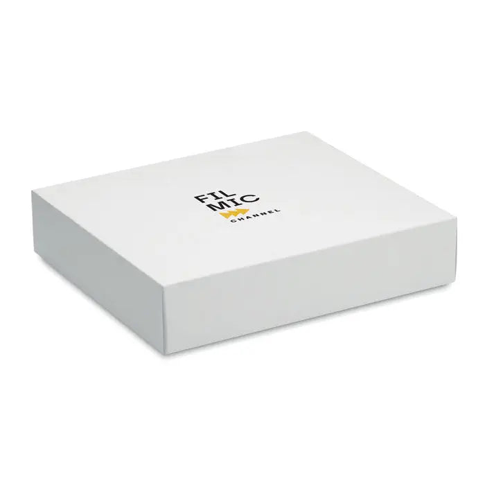 Cutie dreptunghiulara alba cu logo filmic channel negru si auriu pentru patura de vafe de bumbac 350 gr/m²