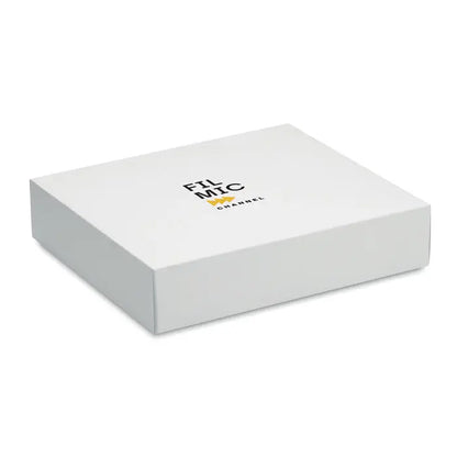 Cutie dreptunghiulara alba cu logo filmic channel negru si auriu pentru patura de vafe de bumbac 350 gr/m²