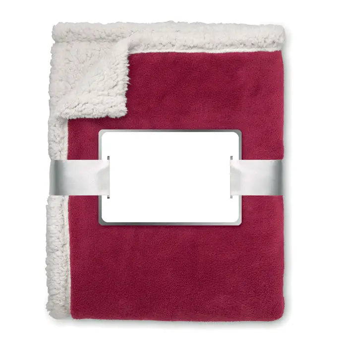 Patura din lana coral sherpa burgundy cu captuseala alba din fleece si panglica argintie la mijloc