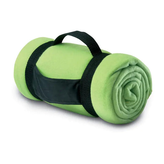 Patura din lana verde lime pluminata rulata si fixata cu bretele negre cu maner pentru transport