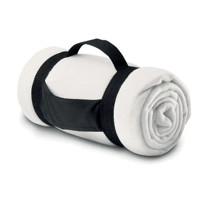 Patura din lana alba cu textura pufoasa rulata si prinsa cu curele negre din material textil