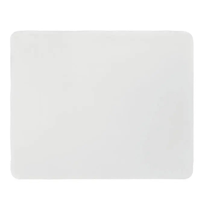 Mousepad dreptunghiular alb cu colțuri rotunjite și suprafață netedă ușor lucioasă pentru birou