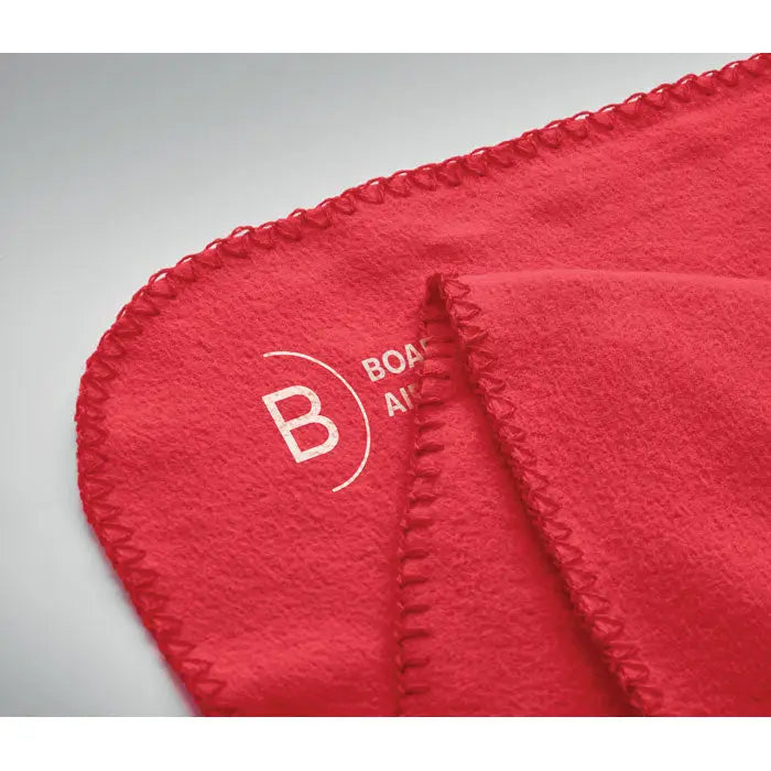 Pătură din lână rpet 130gr/m² fleece roșie cu logo alb brodat și margini cusute în zigzag