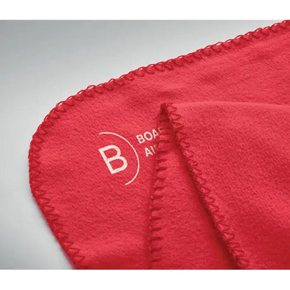 Pătură din lână rpet 130gr/m² fleece roșie cu logo alb brodat și margini cusute în zigzag