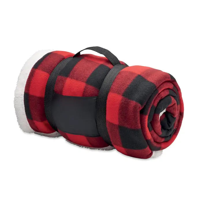 Patura din lana rpet sherpa rosie si neagra in carouri cu captuseala alba sherpa si curea neagra de fixare