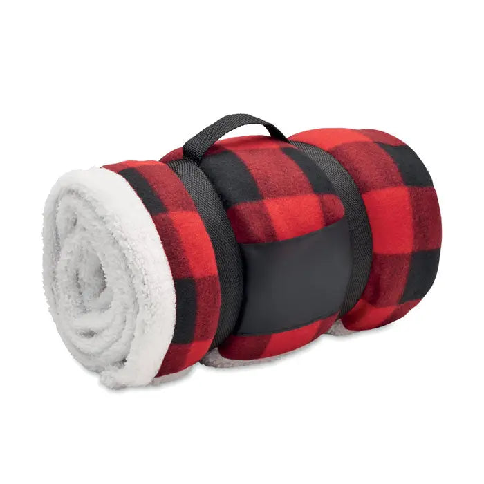 Patura din lana rpet sherpa cu model in carouri rosu si negru, captuseala alba sherpa si curea neagra de fixare