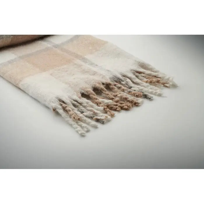 Eșarfă patura mohair carouri crem și bej cu finisaj tricotat texturat și marginile franjurate asortate
