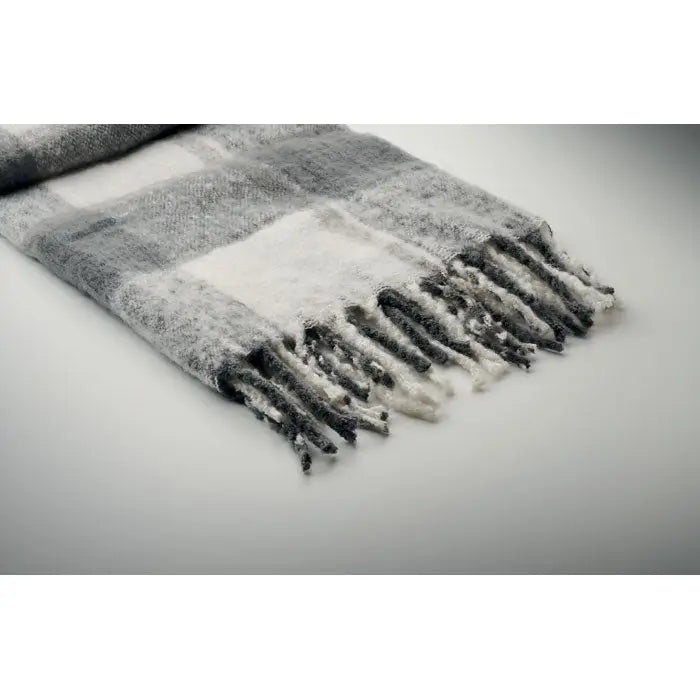 Pătură mohair carouri cu textură moale gri și alb și margini franjurate