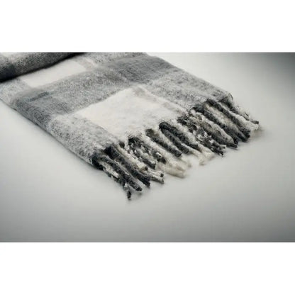 Pătură mohair carouri cu textură moale gri și alb și margini franjurate