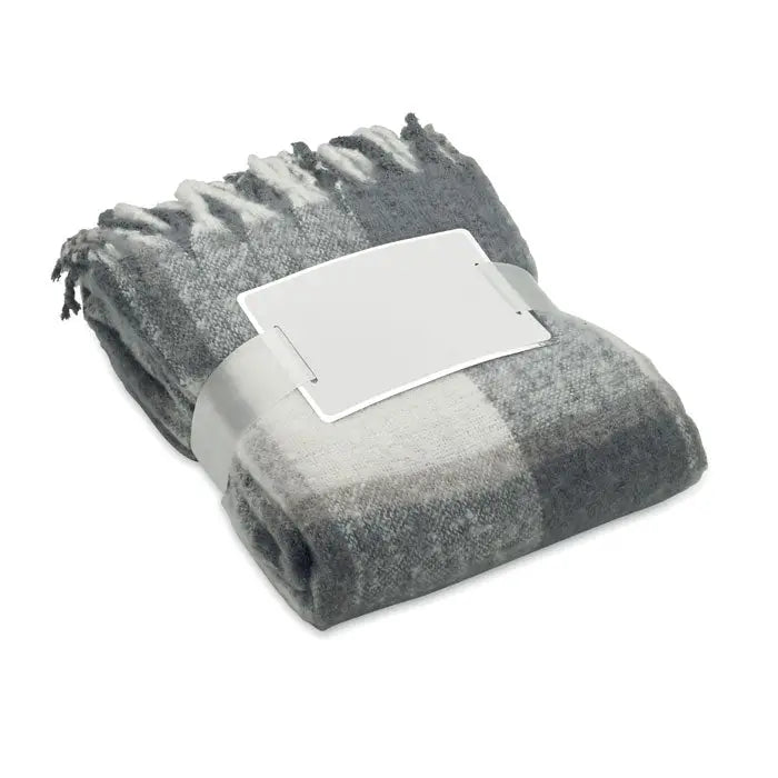 Patura mohair în carouri gri și alb cu margini franjurate, ideală pentru decor și confort acasă