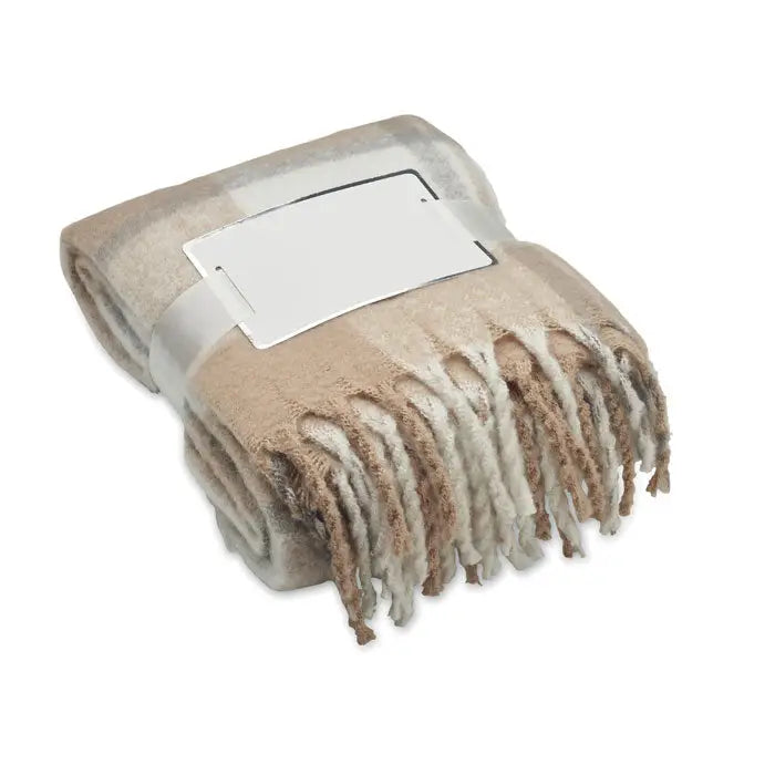 Pătură mohair beige și crem cu gradient și margini moi franjurate în model în carouri