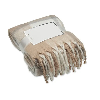Pătură mohair beige și crem cu gradient și margini moi franjurate în model în carouri
