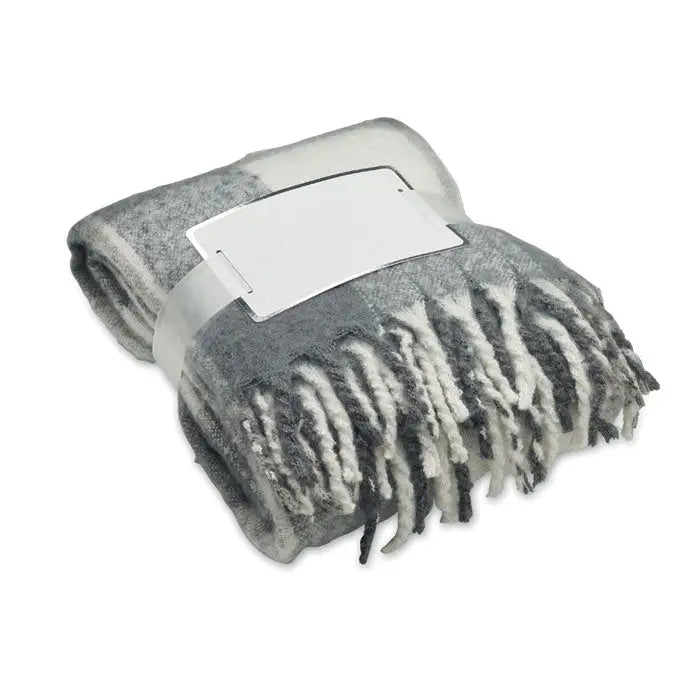 Patură mohair carouri gri și alb cu margini franjurate ideală pentru decor și căldură