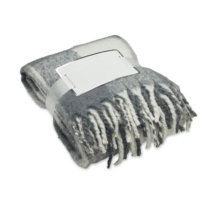 Patură mohair carouri gri și alb cu margini franjurate ideală pentru decor și căldură
