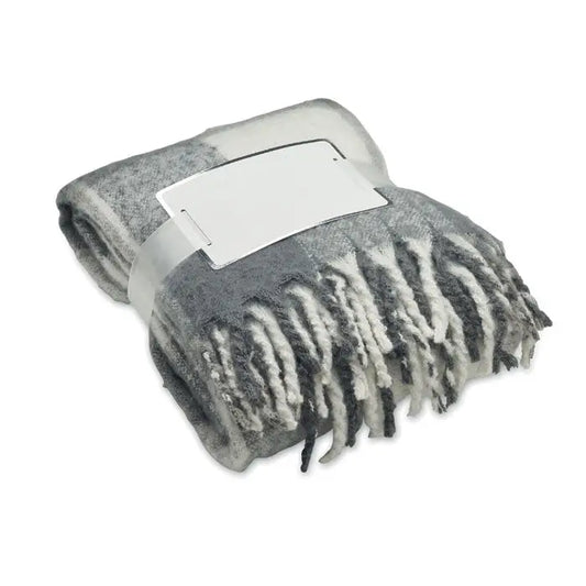 Patură mohair carouri gri și alb cu margini franjurate ideală pentru decor și căldură