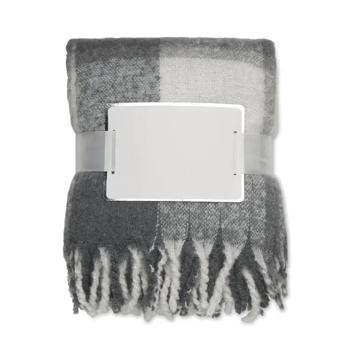 Patura mohair in carouri gri si alb cu margini franjurate din material mohair moale pentru decor acasa