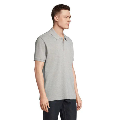 Un bărbat poartă un polo gri deschis pegase organic 210g cu mâneci scurte și material cu textură fină