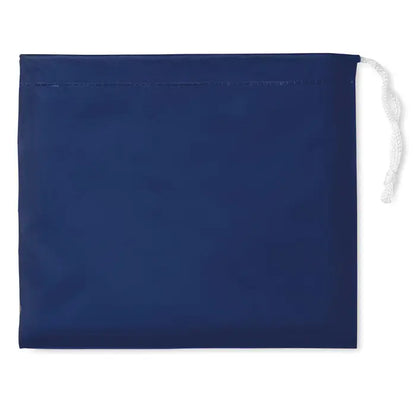 Pelerna de ploaie in husă cu snur alb, din material bleumarin pentru protecție și transport facil