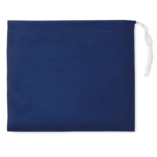 Pelerna de ploaie in husă cu snur alb, din material bleumarin pentru protecție și transport facil