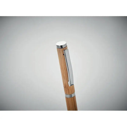Pen gel din bambus cu corp din lemn elegant si clips metalic argintiu pentru scris confortabil
