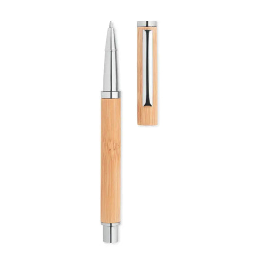 Pen gel din bambus elegant cu accente metalice argintii si capac asortat pentru scris fin