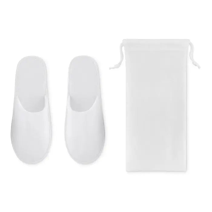 O pereche de papuci slip-on albi minimalisti cu finisaj lucios si captuseala moale in husa