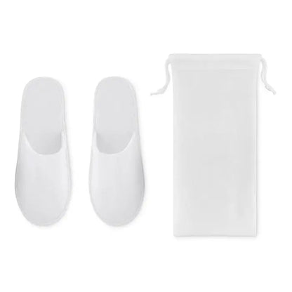 O pereche de papuci slip-on albi minimalisti cu finisaj lucios si captuseala moale in husa